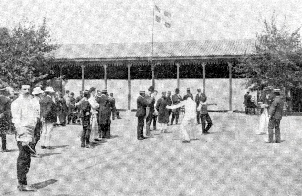 Finale de la Coupe d'épée aux Jeux intercalaires de 1906 sur un terrain de gymnastique proche du stade (Georges Dillon-Kavanagh à gauche)