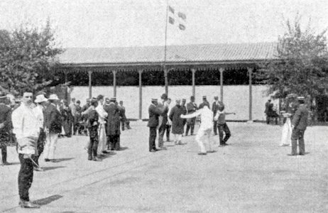Finale de la Coupe d'épée aux Jeux intercalaires de 1906 sur un terrain de gymnastique proche du stade (Georges Dillon-Kavanagh à gauche)