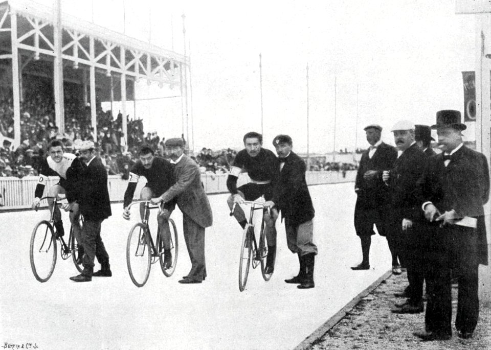 Finale du championnat de France de vitesse sur piste 1897 - au centre Paul Masson (2e, dit Nossam), à a droite Paul Bourrillon (vainqueur)