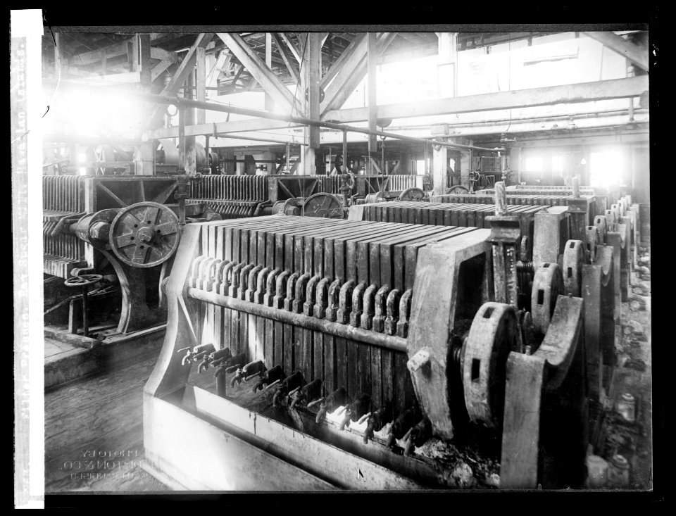 Filter Presses. Raw sugar mill. Hawaiian Islands LCCN2016824526