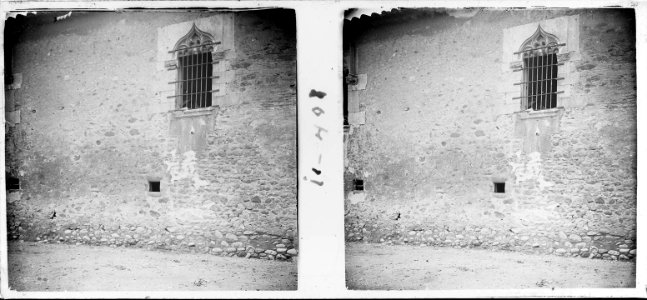 Finestral d ' una casa al costat de l'església de Salt