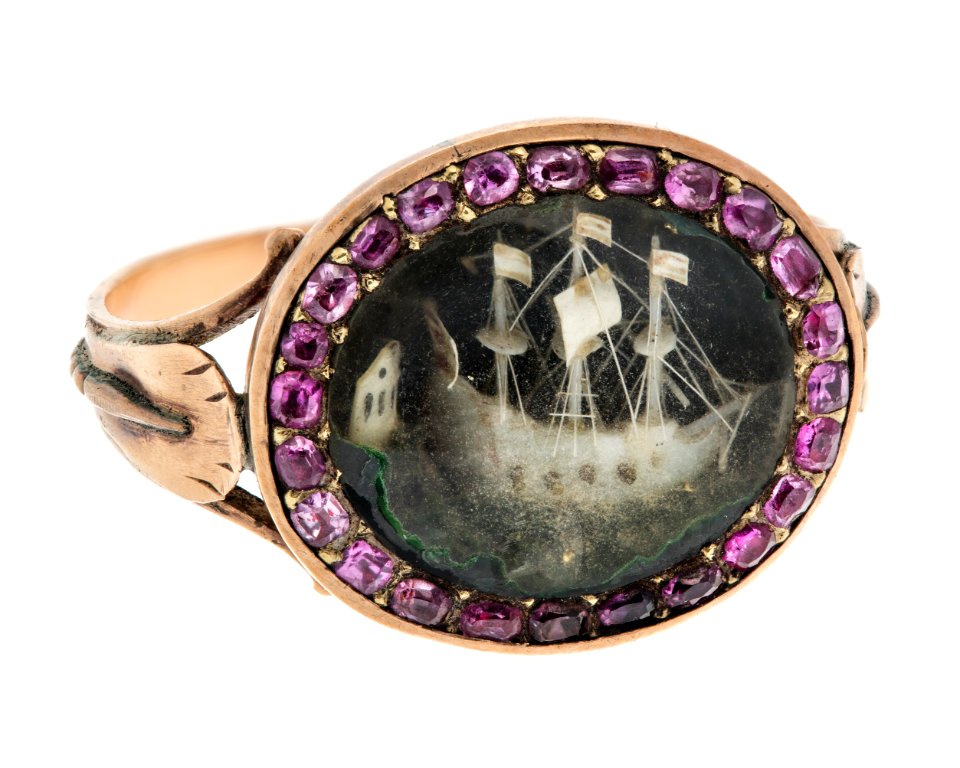 Fingerring av guld med figur av skepp i elfenben samt rubiner, 1700-tal - Hallwylska museet - 110239