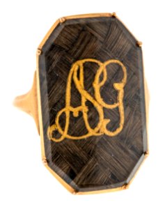 Fingerring av guld med hårmatta och monogram, 1800-tal - Hallwylska museet - 110219 photo