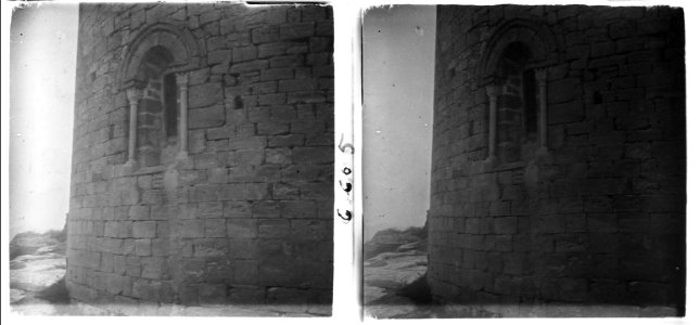 Finestra de l ' absis de l'església de Ciurana de Prades