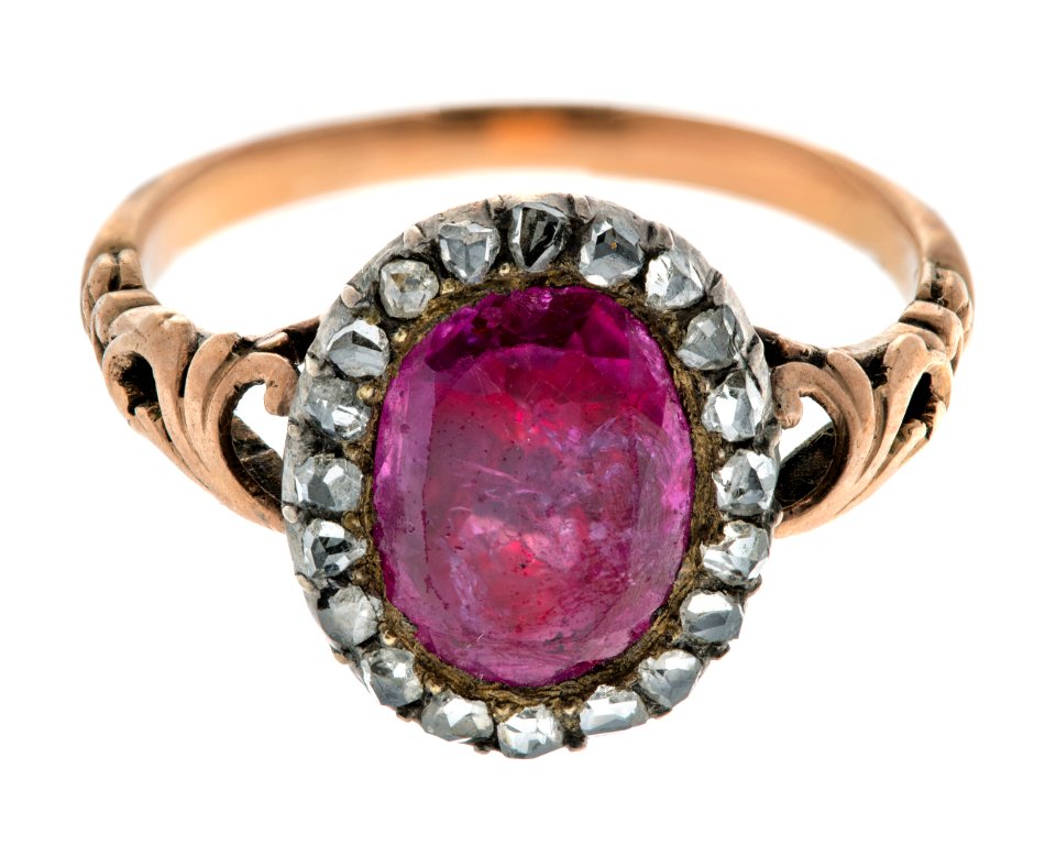 Fingerring av guld med rubin och rosenstenar, 1700-tal - Hallwylska museet - 110184