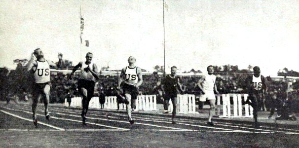 Finale du 100 mètres des Jeux interalliés de 1919, 1er Ch. Paddock (G. -à D-, 10s 4-5e); 3e Howard (canadien), 2e Teschner (US)