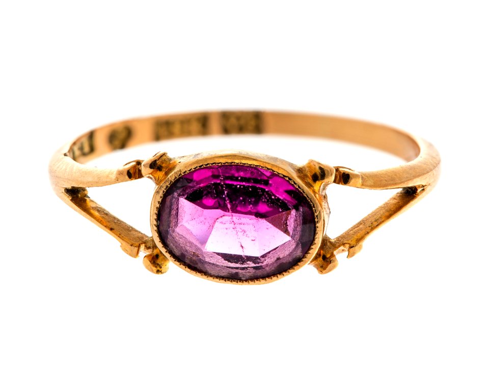 Fingerring av guld med almandiner, 1899 - Hallwylska museet - 110161