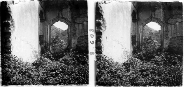 Finestral del segle XVIII de la cartoixa de Santa Maria d ' Escaladei