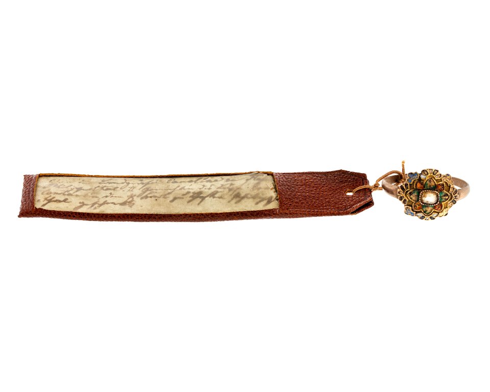 Fingerring av guld med emalj och topas samt intyg, 1700-tal - Hallwylska museet - 110320