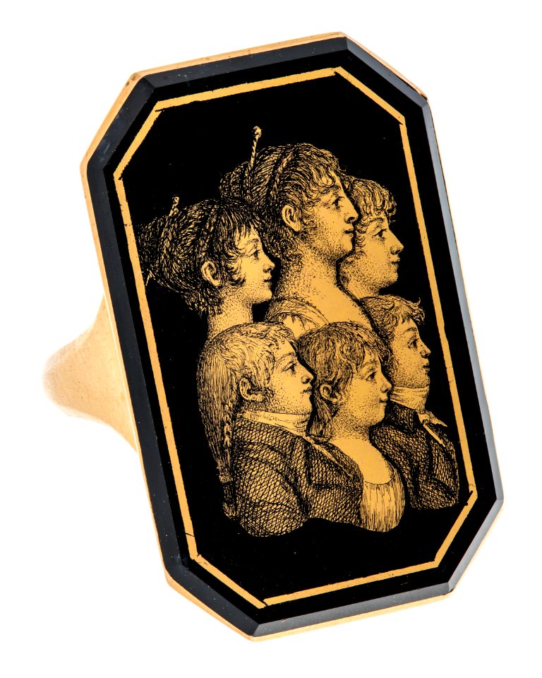 Fingerring av guld med glassiluettporträtt av sex peroner, 1800-talets början - Hallwylska museet - 110214