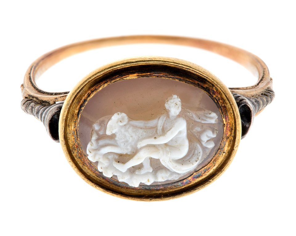 Fingerring av guld med kamé av onyx, 1750-talets mitt - Hallwylska museet - 110193