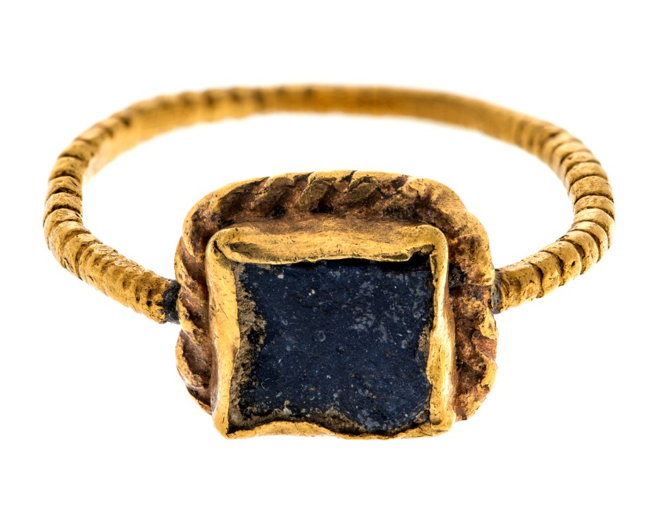 Fingerring av 24 karats guld med lazursten, 1200-tal - Hallwylska museet - 110185