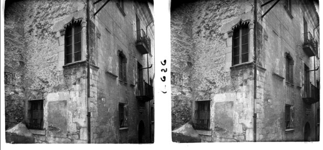 Finestral a la cantonada d ' una casa de Girona