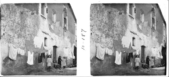Finestral d'una casa d'Hospitalet de Llobregat