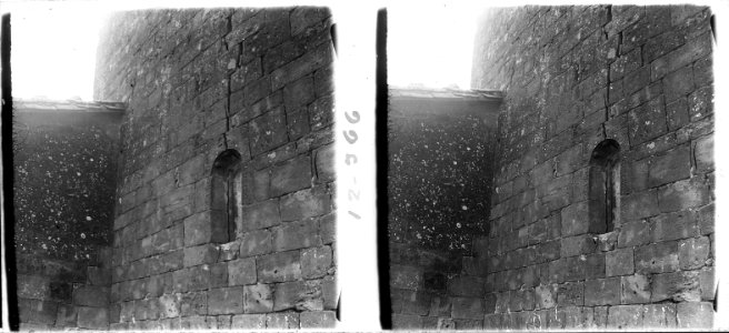 Finestral de l'absis de Sant Pere de Llobera