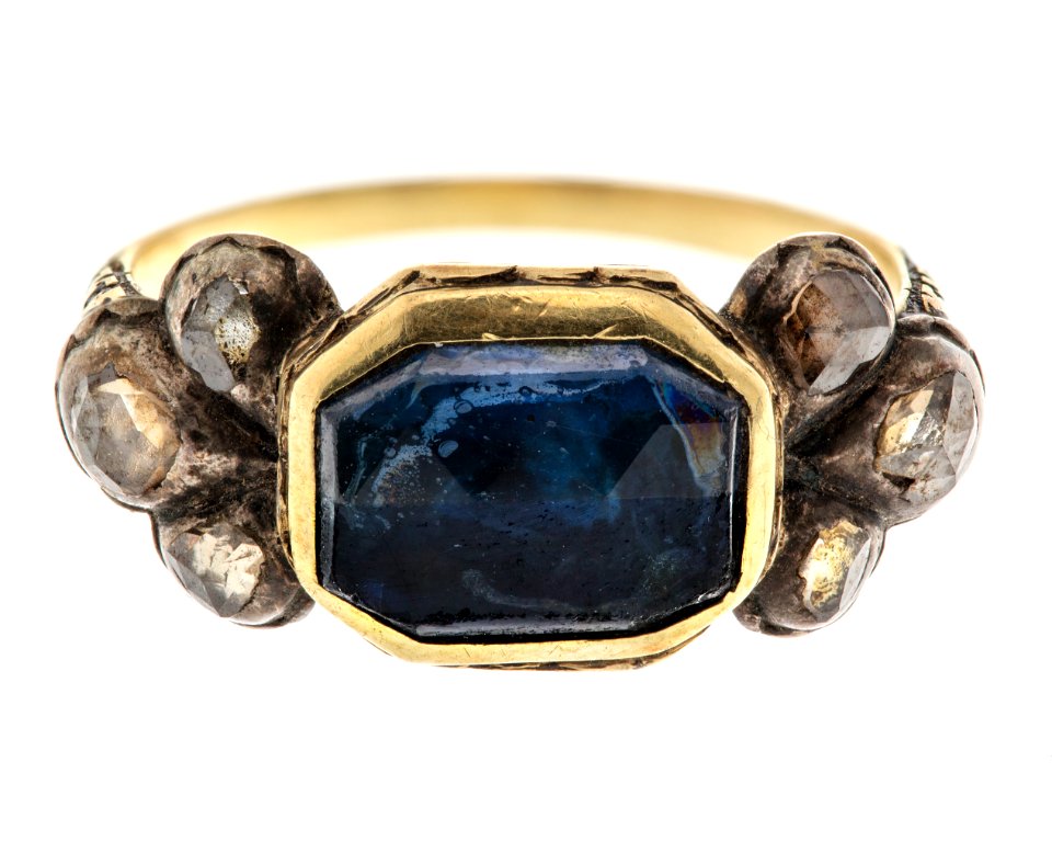 Fingerring av guld med safir och rosenstenar, 1700-tal - Hallwylska museet - 110175