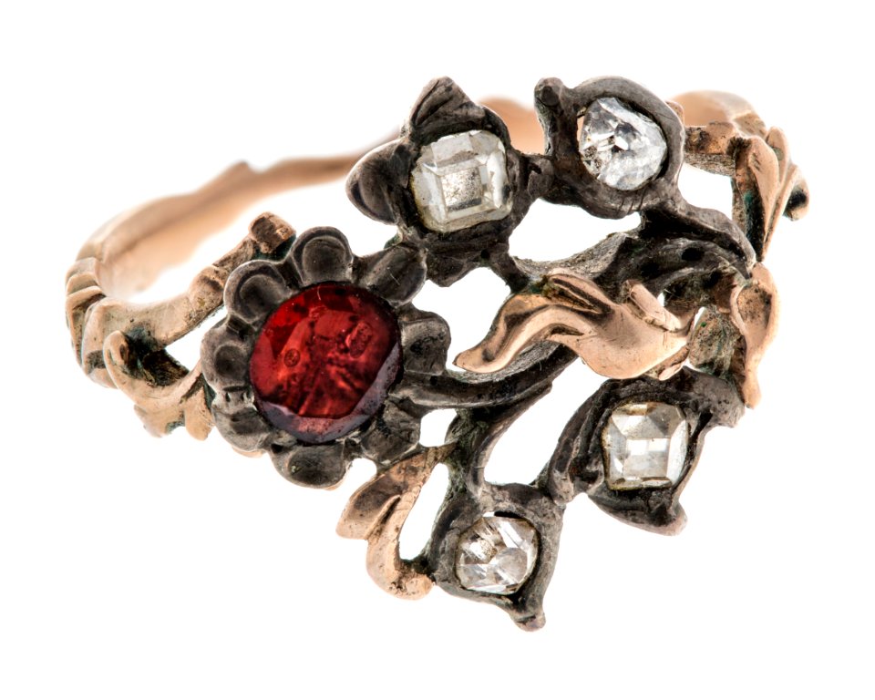 Fingerring av guld och silver med almandin och diamanter, 1750-tal - Hallwylska museet - 110192