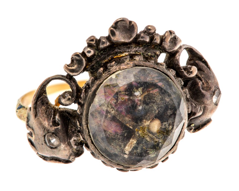 Fingerring med Jesusfigur av guld och silver med diamanter, 1700-tal - Hallwylska museet - 110250