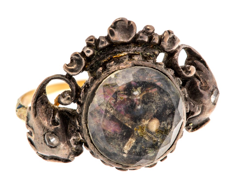 Fingerring med Jesusfigur av guld och silver med diamanter, 1700-tal - Hallwylska museet - 110250 photo