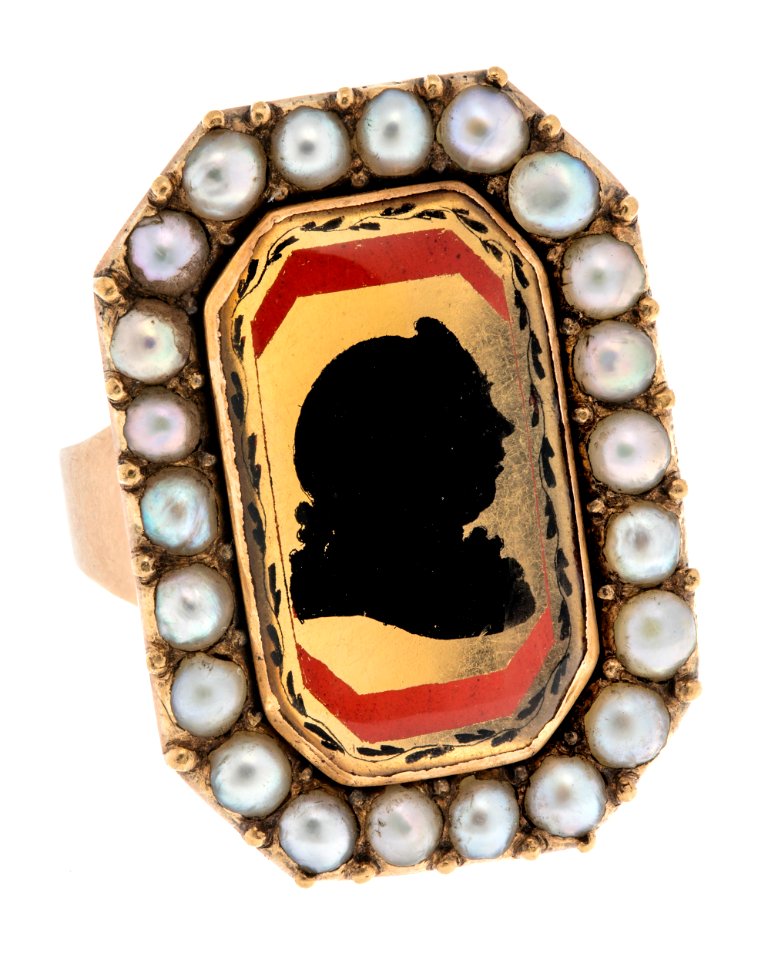 Fingerring av guld med pärlor med man i glassiluett, 1803 - Hallwylska museet - 110223