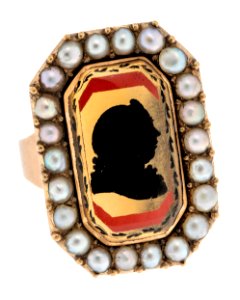 Fingerring av guld med pärlor med man i glassiluett, 1803 - Hallwylska museet - 110223 photo