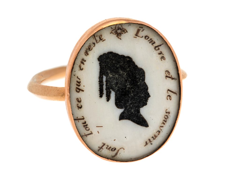 Fingerring av guld med siluett och text, 1700-tal - Hallwylska museet - 110244