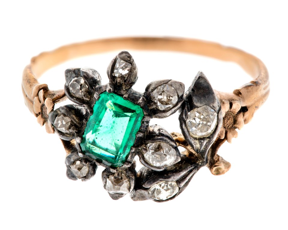 Fingerring av guld med smaragder och briljanter, 1700-tal - Hallwylska museet - 110183