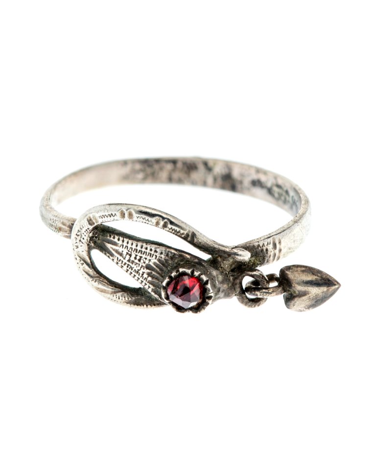 Fingerring av silver med granat - Hallwylska museet - 110024