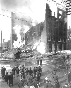 Fire at the Schwabacher Hardware Building at 401 First Ave S on February 11-12, 1905 (CURTIS 2055)