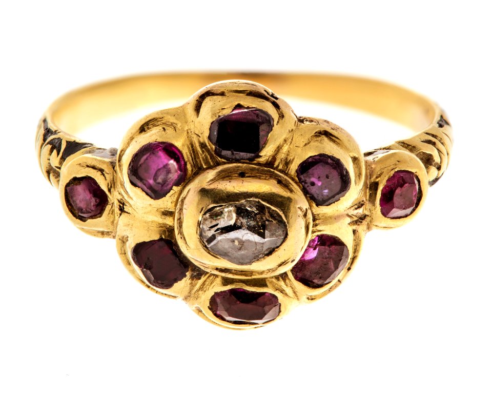 Fingerring av guld med rosensten och almandiner, 1700-tal - Hallwylska museet - 110177