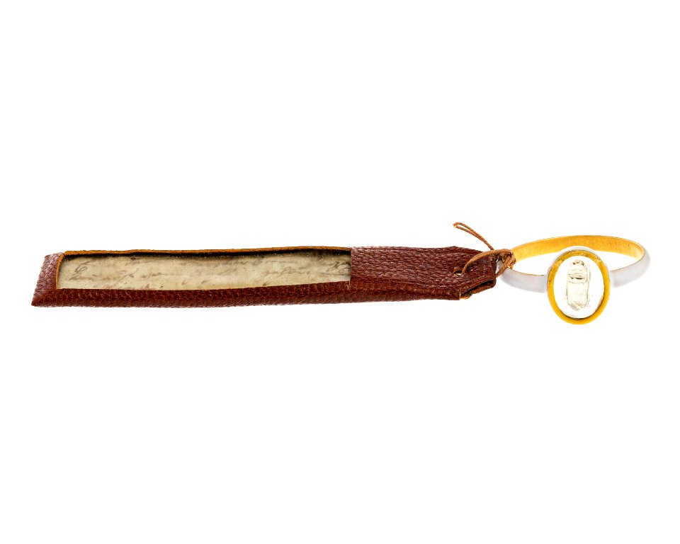 Fingerring av guld och emalj med kamé samt intyg, 1700-tal - Hallwylska museet - 110322