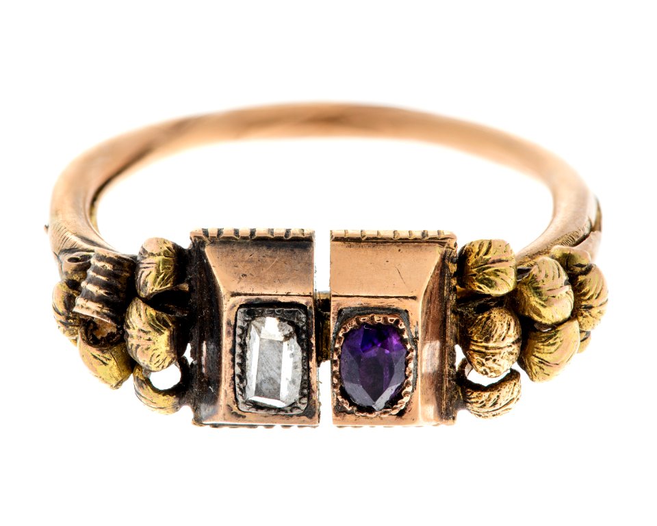 Fingerring, s.k. tvillingring, av guld med diamant och ametist - Hallwylska museet - 110196
