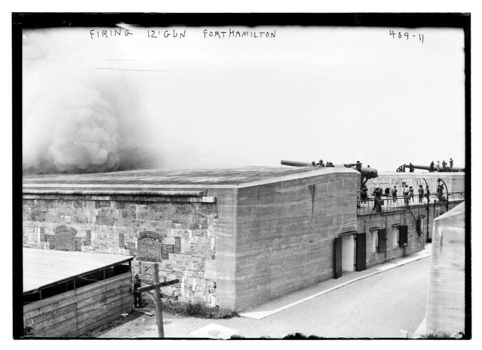 Firing 12' gun, Fort Hamilton LCCN2014681939