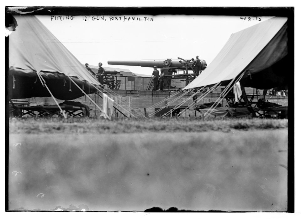 Firing 12' gun, Fort Hamilton LCCN2014681929