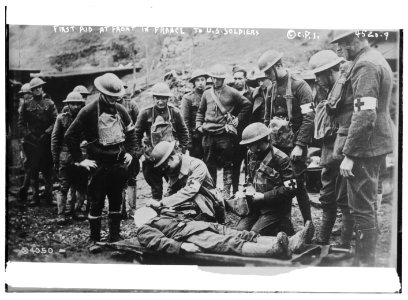First Aid at Front in France to U.S. soldiers LCCN2014706536