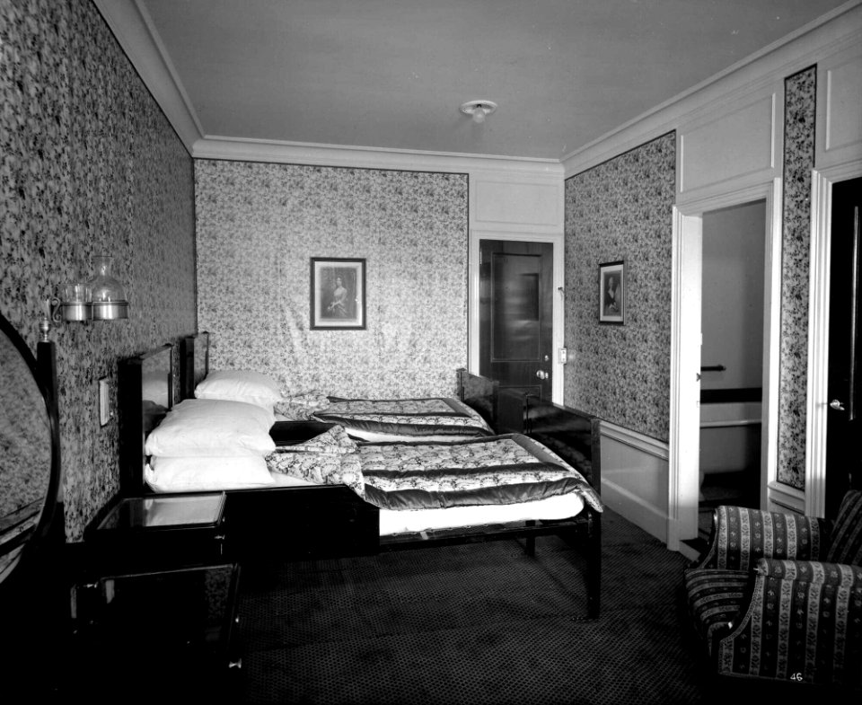First Class bath and toilet suite on the 'Aquitania' (1914) RMG G10831