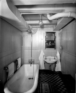 First Class bathroom on the 'Royal George' (1907) RMG G10649