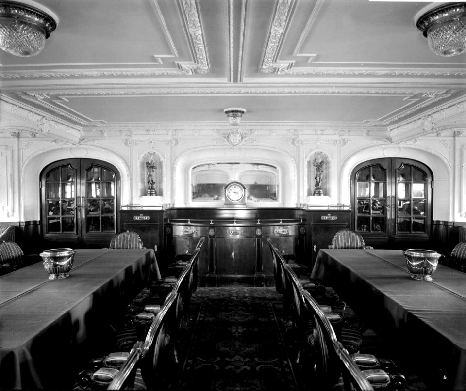 First Class Dining Saloon on the 'Balmoral Castle' (1910) RMG G10596