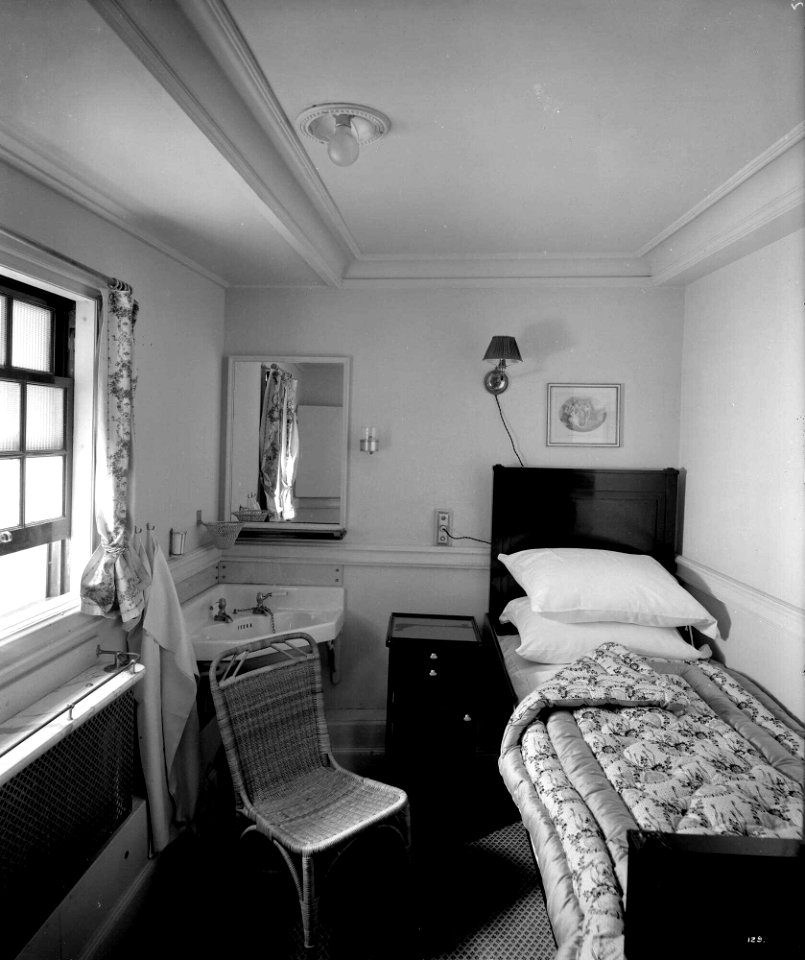 First Class stateroom on the 'Aquitania' (1914) RMG G10913
