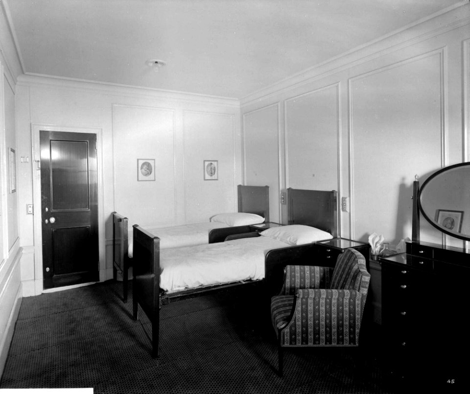 First Class bath and toilet suite on the 'Aquitania' (1914) RMG G10830