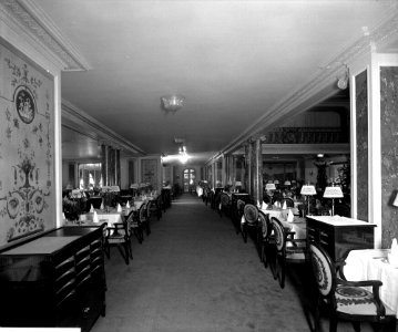First Class Dining Saloon on the 'Aquitania' (1914) RMG G10837