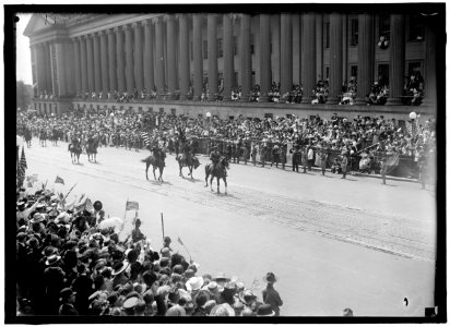 FIRST DIVISION, A.E.F. AMERICAN EXPEDITIONARY FORCES. GENERAL PERSHING LEADING PARADE LCCN2016870464