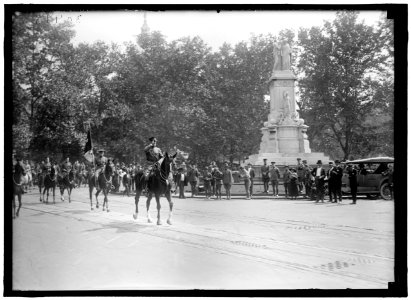 FIRST DIVISION, A.E.F. AMERICAN EXPEDITIONARY FORCES. MISCELLANEOUS VIEWS OF PARADE LCCN2016870466