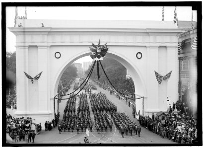 FIRST DIVISION, A.E.F. AMERICAN EXPEDITIONARY FORCES. MISCELLANEOUS VIEWS OF PARADE LCCN2016870468