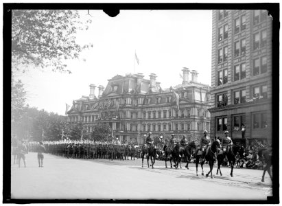 FIRST DIVISION, A.E.F. AMERICAN EXPEDITIONARY FORCES. MISCELLANEOUS VIEWS OF PARADE LCCN2016870470