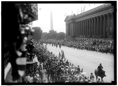 FIRST DIVISION, A.E.F. AMERICAN EXPEDITIONARY FORCES. MISCELLANEOUS VIEWS OF PARADE LCCN2016870476