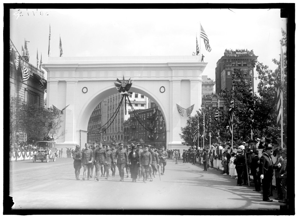 FIRST DIVISION, A.E.F. AMERICAN EXPEDITIONARY FORCES. MISCELLANEOUS VIEWS OF PARADE LCCN2016870467