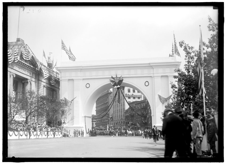 FIRST DIVISION, A.E.F. AMERICAN EXPEDITIONARY FORCES. MISCELLANEOUS VIEWS OF PARADE LCCN2016870471