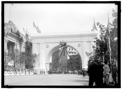 FIRST DIVISION, A.E.F. AMERICAN EXPEDITIONARY FORCES. MISCELLANEOUS VIEWS OF PARADE LCCN2016870471