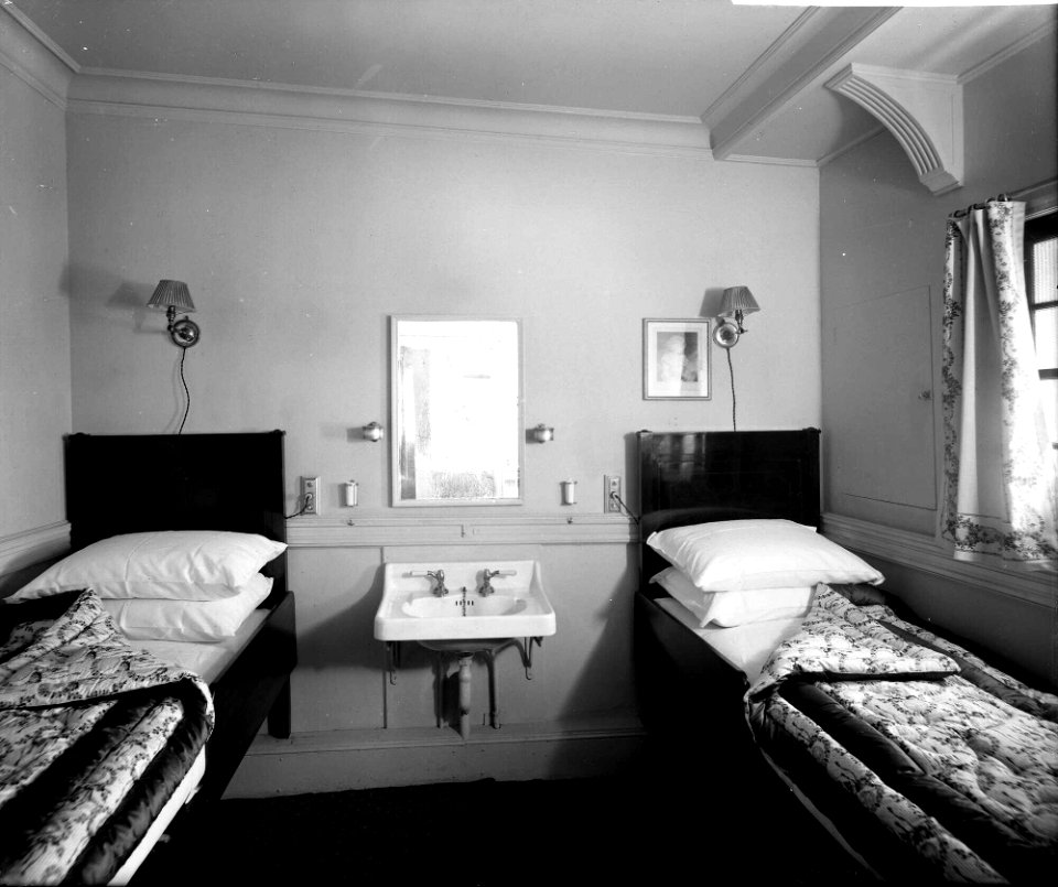 First Class stateroom on the 'Aquitania' (1914) RMG G10931